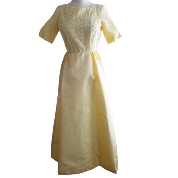 1950s Unlabeled Yellow Satin w/White‎ Embroidered - Picture 1 of 3